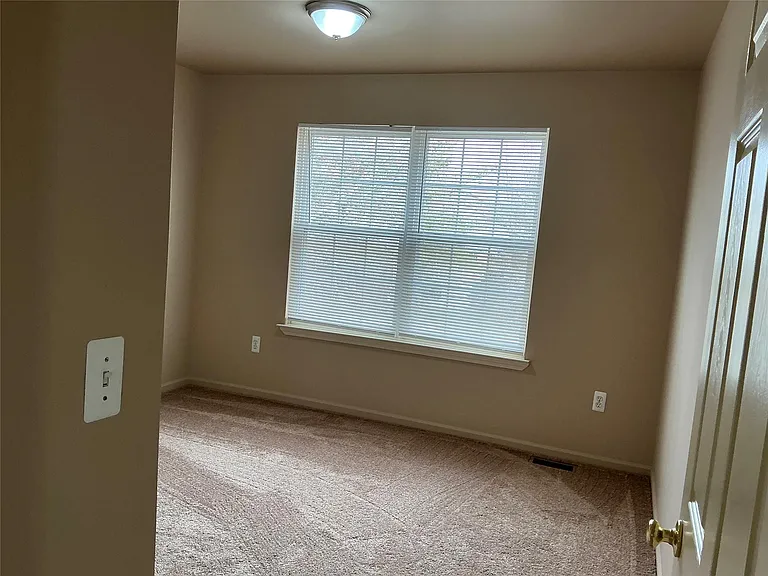 48161 Nottinghill Ln — Photo 41