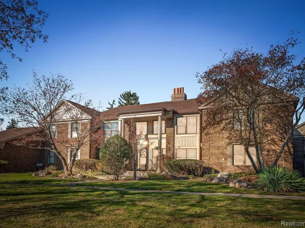 4398 Knightsbridge Ln, West Bloomfield, MI 48323