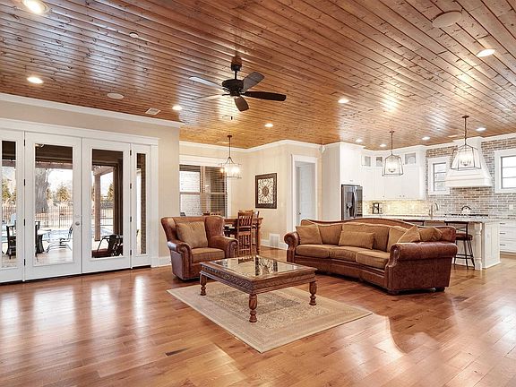 5th image of 400 Greenbrier Lakes Blvd