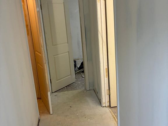 3rd image of 288 Colfax St