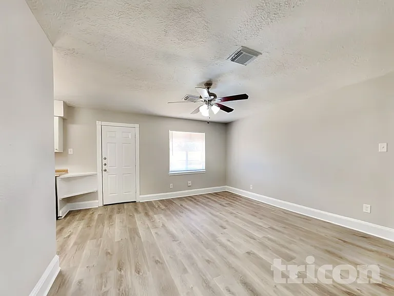 4427 Oakside Dr — Photo 2