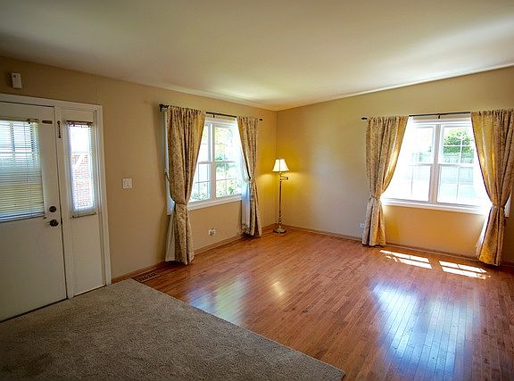 3rd image of 107 Maplewood Dr