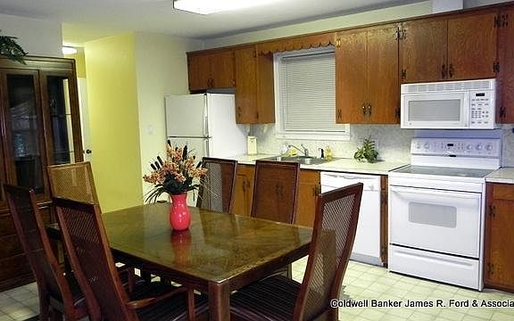 5th image of 405 W 21st St