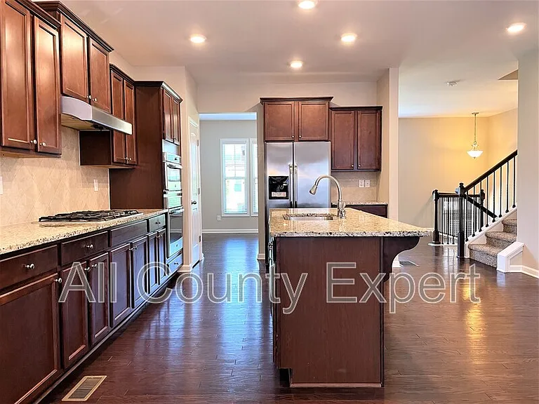 912 Rose Way — Photo 8