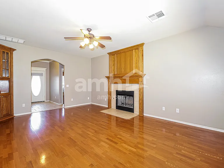 945 Ethan Ln — Photo 7