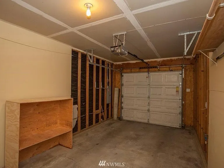 1051 E Broad St — Photo 36