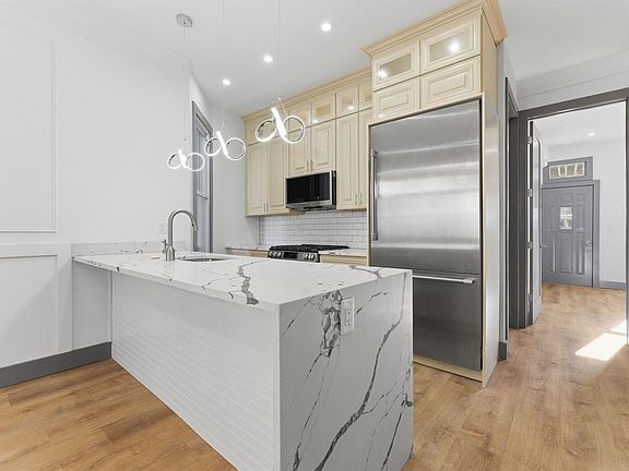 5th image of 821 18th St