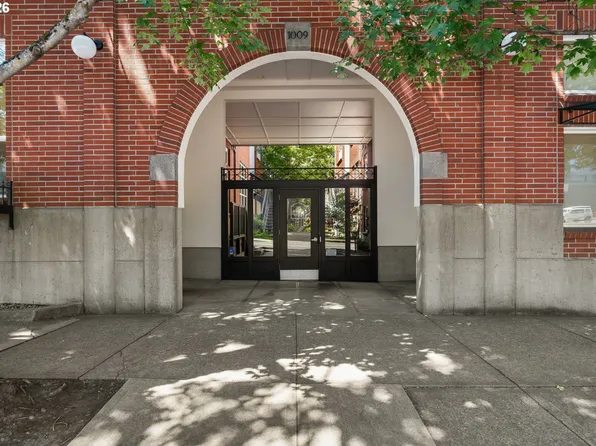 1009 NW Hoyt St APT 201, Portland, OR 97209