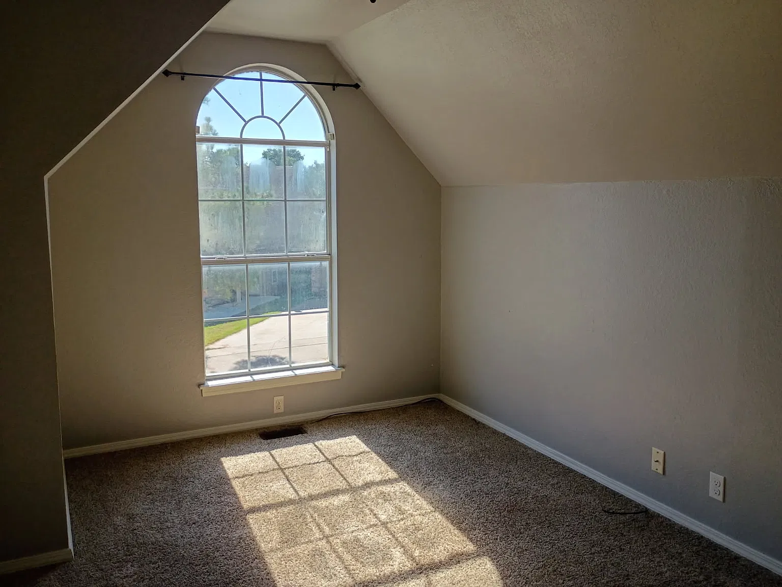 3 bed, 1472 sqft, $700 — Photo 2
