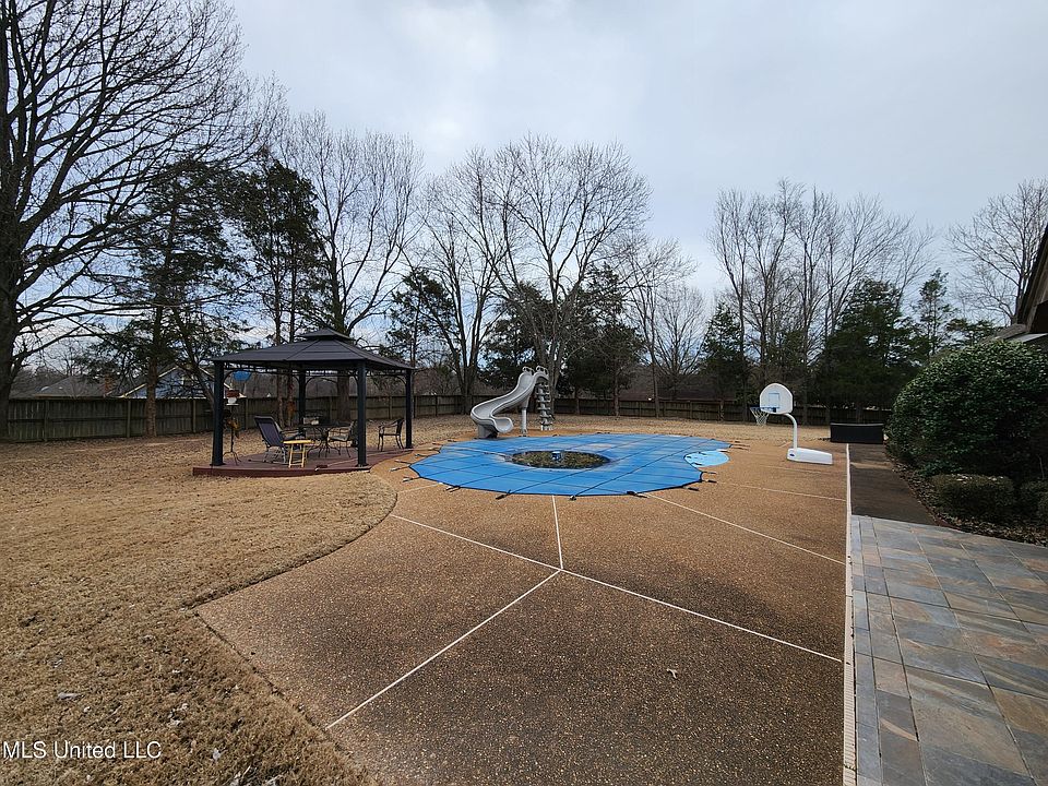 2nd image of 8950 Oakwood Ln