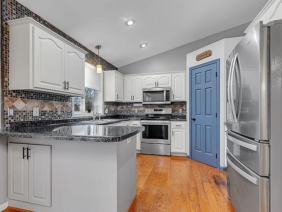 3rd image of 105 Iris Ln NE