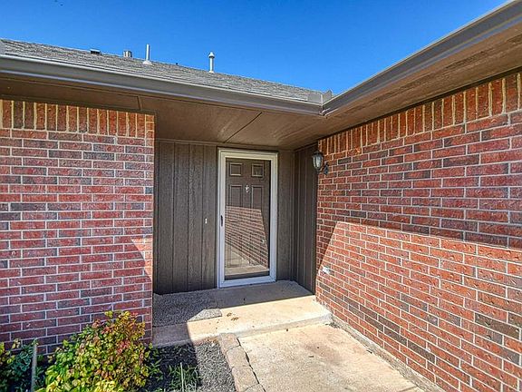 3rd image of 925 Eagle Cliff Dr