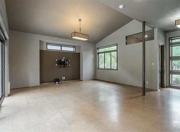 3rd image of 4427 Rainbow Blvd