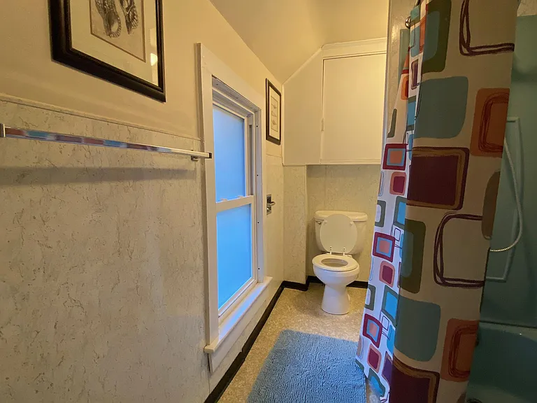 1031 Memorial Ave — Photo 6