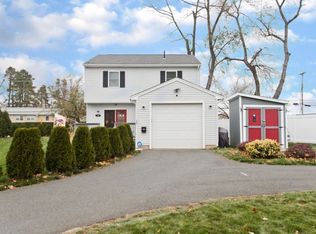 16 Dale St, Holyoke, MA 01040