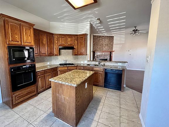 4th image of 1201 Oakley Dr
