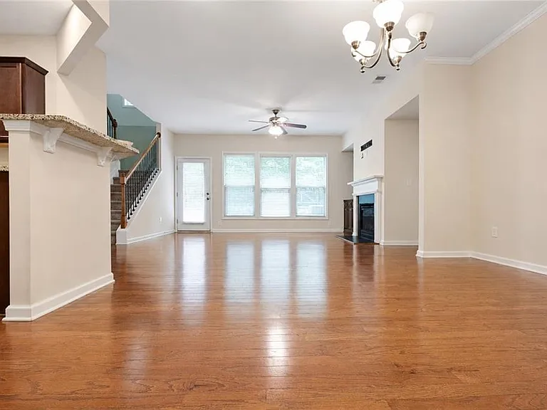 2132 Greencrest Cir — Photo 3