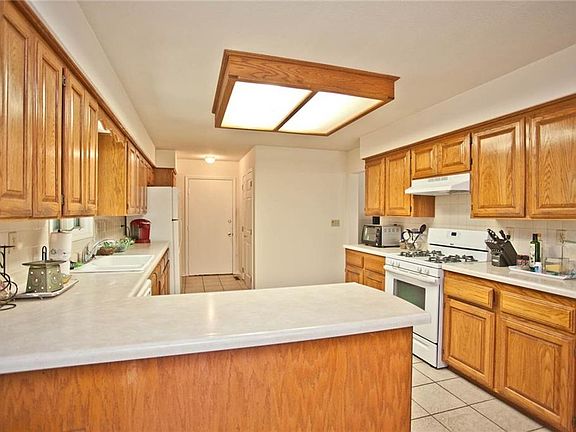 4th image of 3 Sandown Cir