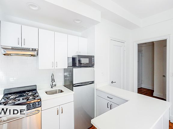 3rd image of 140 E 46th St APT 4S