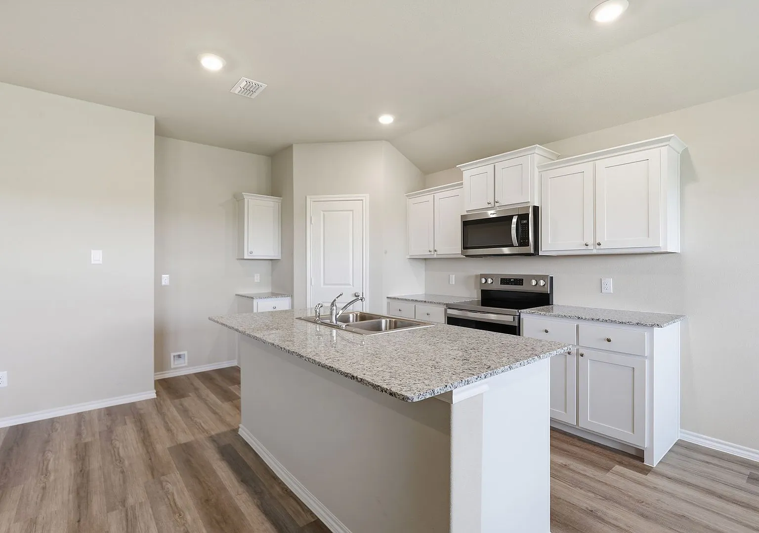 Contemporary in Cleburne! — Photo 3