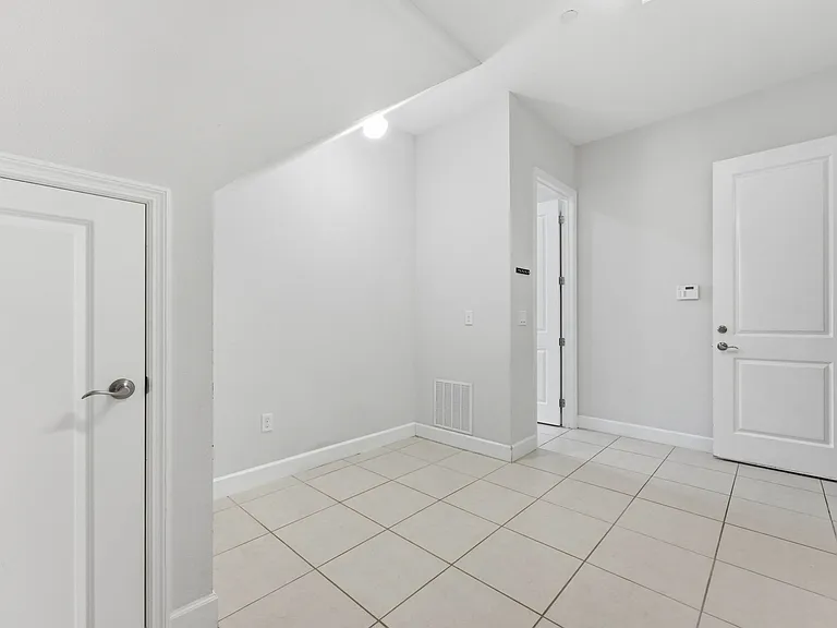 9025 Laureate Blvd — Photo 6