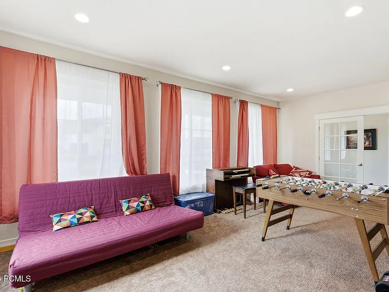 415 E Earl St — Photo 13