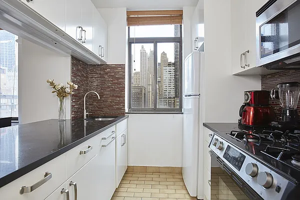 Rented by SERHANT. | media 2