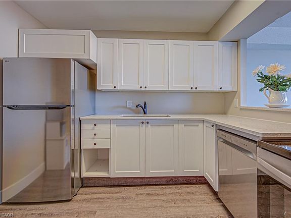 5th image of 18 Holborn Ct #610