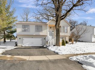 371 Bristol Ln, Fox River Grove, IL 60021