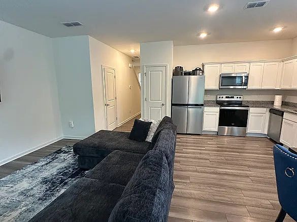 3 bed, 1421 sqft, $2,200 — Photo 4