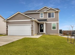 5327 Saint Andrews Cir, Des Moines, IA 50320