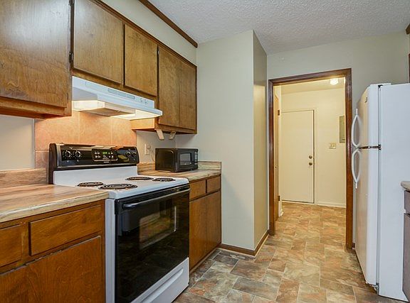 2nd image of 142-B Stoneybrooks Pl