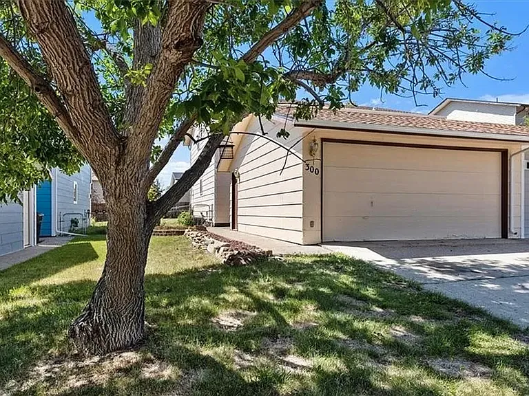 300 Aristocrat Dr — Photo 13