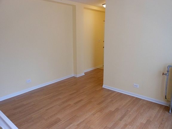 2nd image of 3933 N Clarendon Ave APT 408