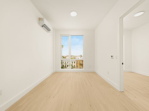 5th image of 733 Lincoln Pl #1302