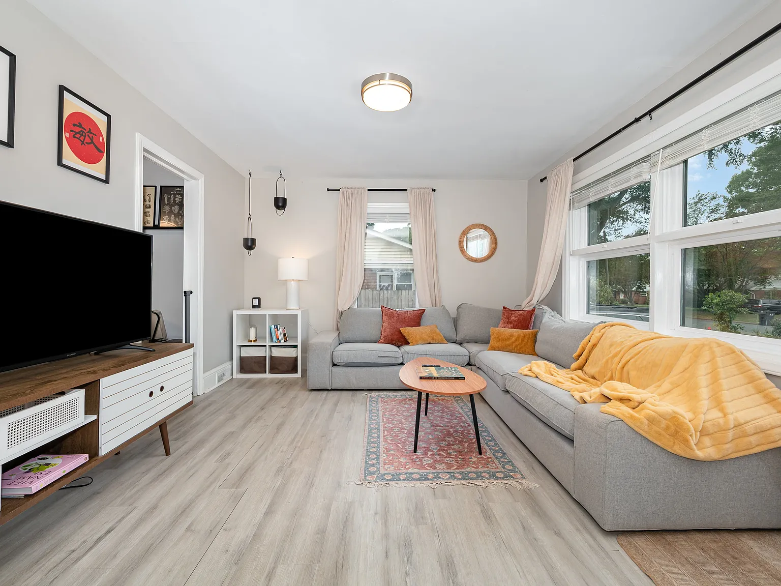 3 bed, 1008 sqft, $2,300 — Photo 3