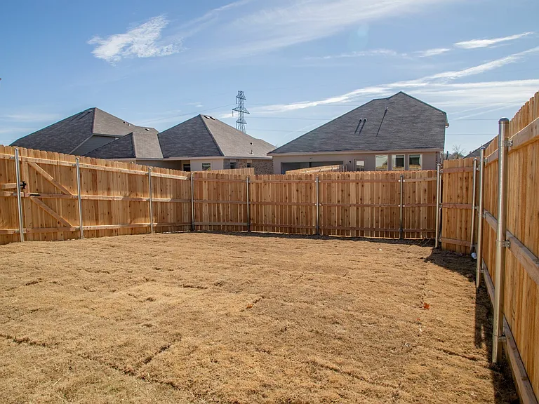 1818 Cross Oaks Dr — Photo 3