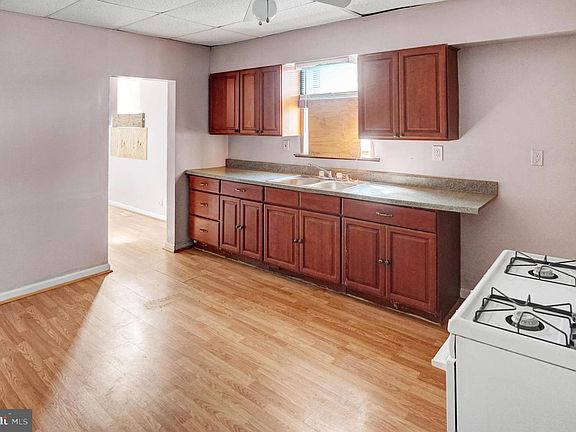 5th image of 3858 Falls Rd