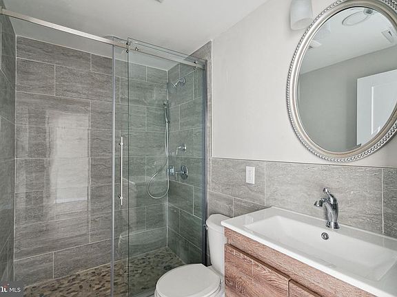 5th image of 175 W Girard Ave #1