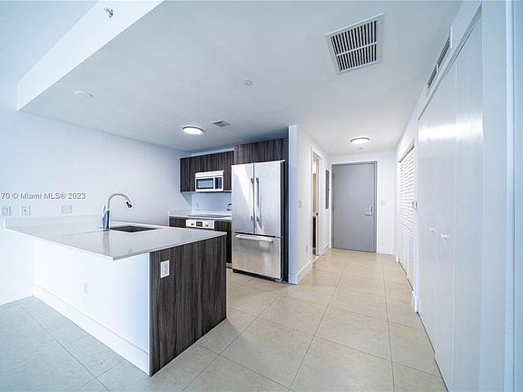 5th image of 488 NE 18th St Unit 4407
