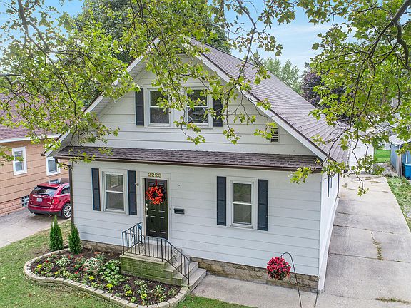3rd image of 2223 Morton Ave