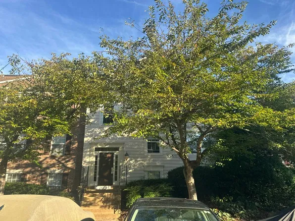 12108 Green Leaf Ct APT 201, Fairfax, VA 22033