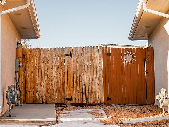 3rd image of 723 Edna Ln