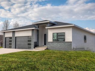 5006 147th St, Urbandale, IA 50323