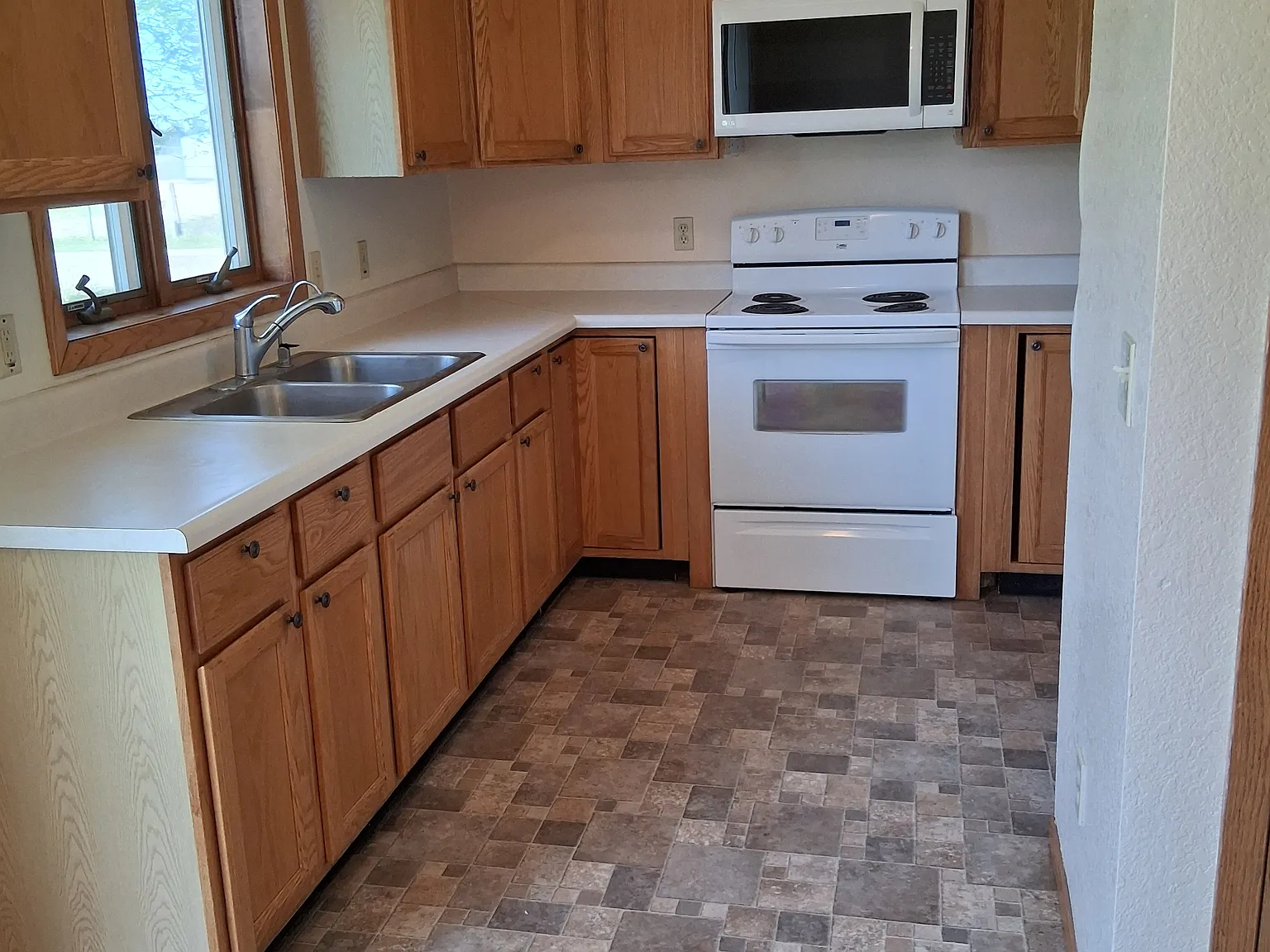 3 bed, $1,200 — Photo 4