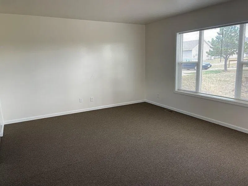 2 bed, 700 sqft, $910 — Photo 2