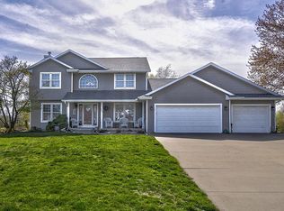 245 Woodland Ct, Hiawatha, IA 52233
