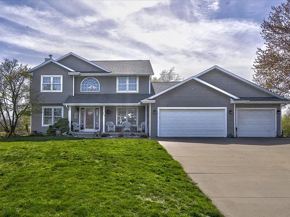 245 Woodland Ct, Hiawatha, IA 52233