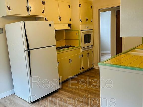 3rd image of 977 College Dr