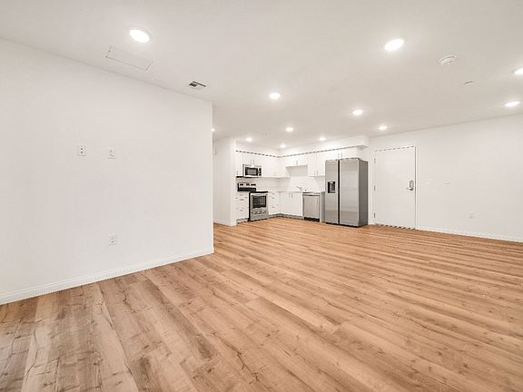 4th image of 11514 Cumpston St #202